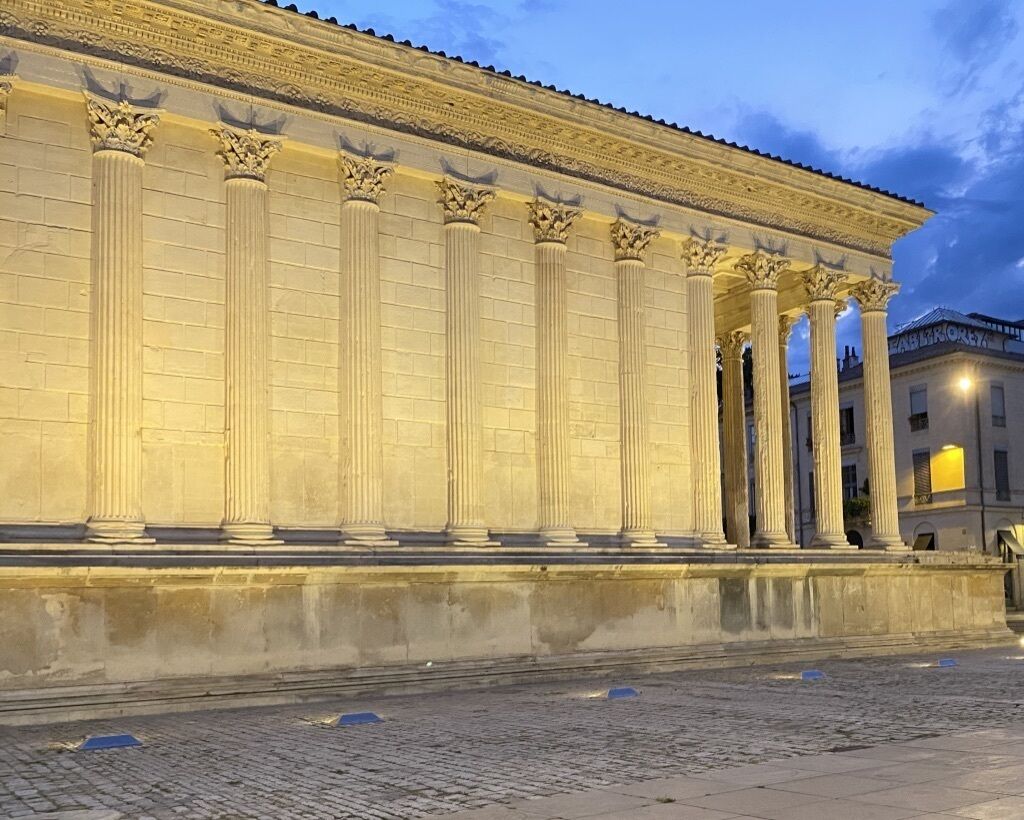 Un edificio neoclassico con colonne e una facciata elaborata.