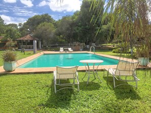 Una piscina al aire libre, una piscina climatizada
