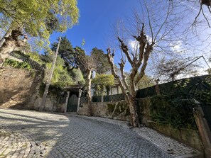 Property grounds - Romantic Challet in Old Town Sintra With Views. Pets are Welcome! (Sintra)