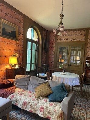 Living area - Villa de Charme Rétro Avec Jardin Ombragé Dans le Centre de La Tour de Salvagny (La Tour-de-Salvagny)