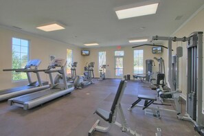 Fitness facility - Bluewater Resort 2 bedroom 2 baths kitchen 3 pools- free golf 4 foursome per day (Hilton Head Island)