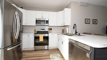 Geladeira, micro-ondas, fogão, cooktop