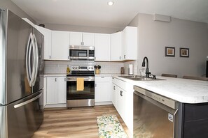 Réfrigérateur, micro-ondes, four, plaque de cuisson