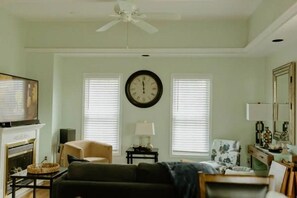 Smart TV, fireplace - Karen’s River Bend! 0.5 miles away from beach!! (Tawas City)