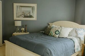 2 bedrooms, iron/ironing board, free WiFi, bed sheets - Karen’s River Bend! 0.5 miles away from beach!! (Tawas City)