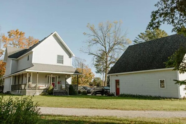 Exterior - Karen’s River Bend! 0.5 miles away from beach!! (Tawas City)