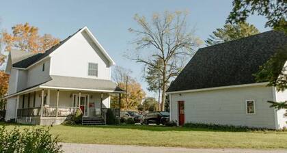 Karen’s River Bend! 0.5 miles away from beach!!