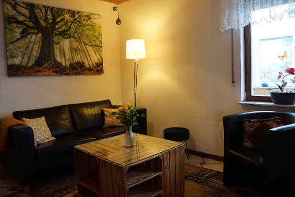 Una televisión, una chimenea, una mesa de tenis de mesa