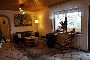 Fernseher, Kamin, Tischtennisplatte