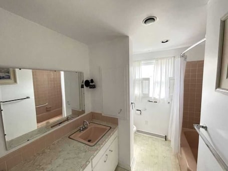 Hair dryer, towels. House #135 just steps away from beautiful Lake Erie