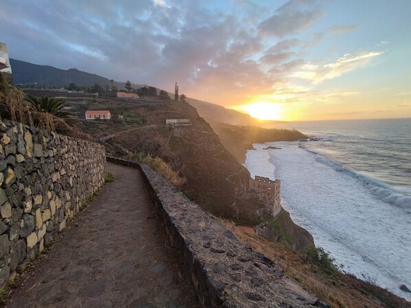 Nær stranden og strandhåndklær