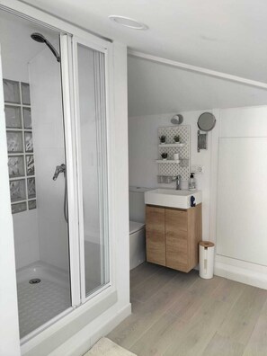 Dusj, hårføner, håndklær og såpe