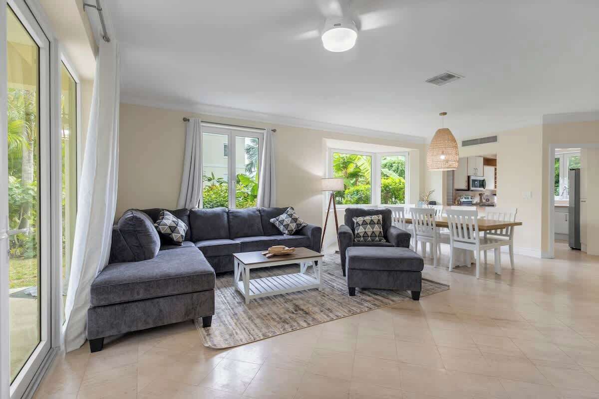 Una televisión, una oficina