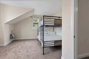 Fer et planche Ă repasser, lit parapluie, Wi-Fi, draps fournis