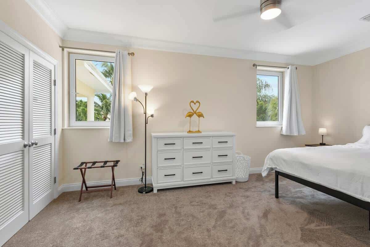 Tabla de planchar con plancha, cuna de viaje, wifi y ropa de cama 