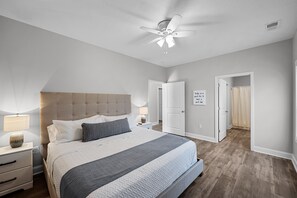 3 slaapkamers, een strijkplank/strijkijzer, gratis wifi, beddengoed