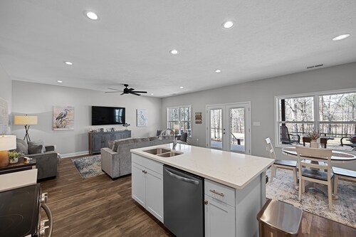 Newly built Chalet on State Park Golf Course 5 min from Pickwick Lake!