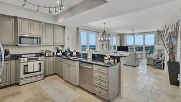 Refrigerador, microondas, horno, placa de cocina