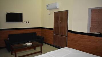 Deluxe Double Room | Soundproofing, iron/ironing board, free WiFi