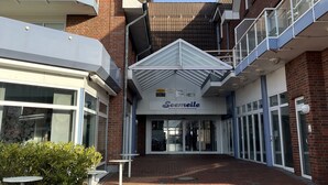 A Seemeile hotel with a brick facade, a covered entrance, and a brick-paved courtyard. - Gemütliche Ferienwohnung Mitten im Zentrum von Büsum (Büsum)
