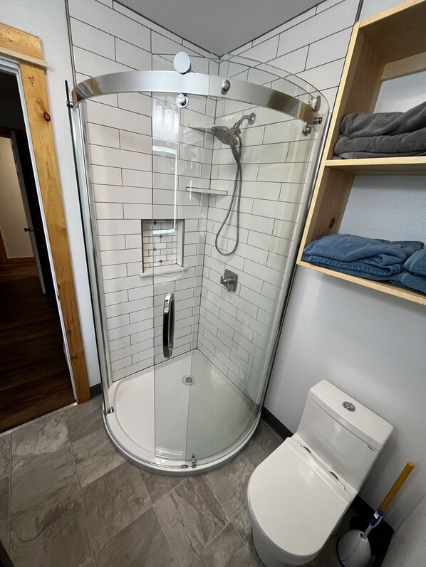 Dusj, hårføner, håndklær og såpe