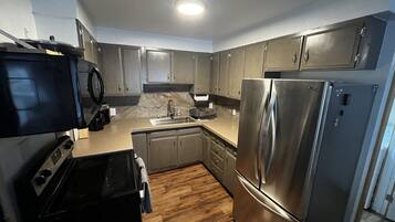 Frigorífic, microones, forn i placa de cuina