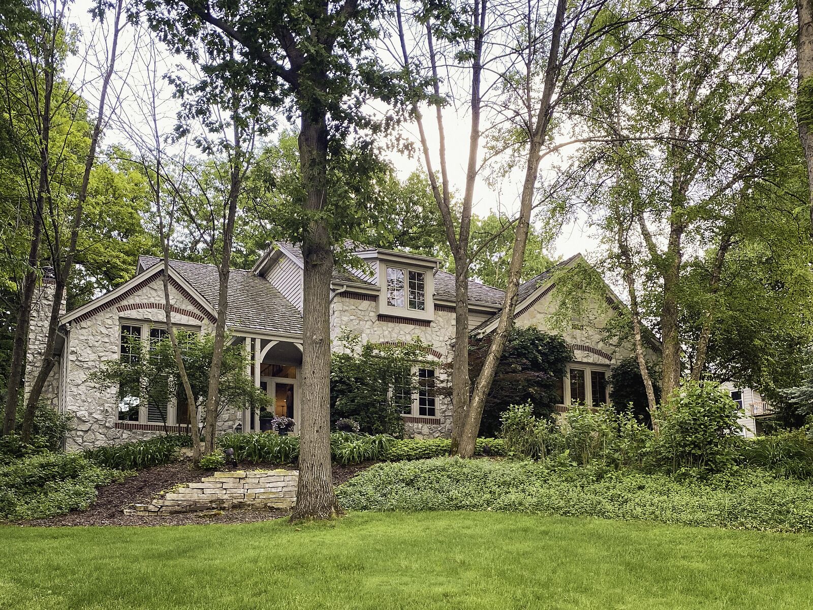 Stunning luxury Brookfield home, located 20 mins from downtown Milwaukee 