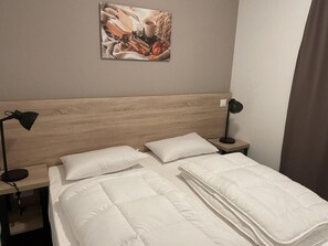 WiFi, bed sheets, wheelchair access - 80m from resort center, Ground floor, view ski slopes, swimming pool, balcony, tv, ski locker, 52m² (Eaux-Bonnes)