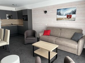 Living area - 80m from resort center, Ground floor, view ski slopes, swimming pool, balcony, tv, ski locker, 52m² (Eaux-Bonnes)