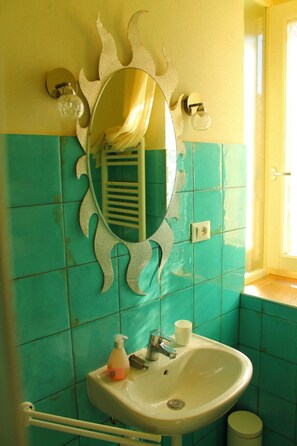 Sèche-cheveux, serviettes fournies, papier toilette