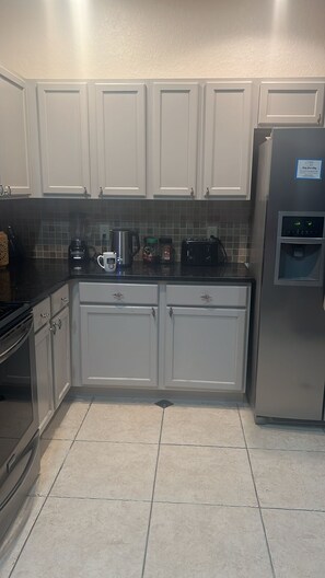 Een koelkast, een microgolfoven, een oven, een kookplaat