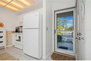 Private kitchen - Cozy Florida Retreat in Beach and Boating Community (Englewood)