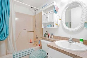 Shower, towels - Cozy Florida Retreat in Beach and Boating Community  (Englewood)