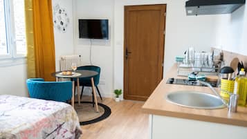 1 slaapkamer, een strijkplank/strijkijzer, wifi, beddengoed