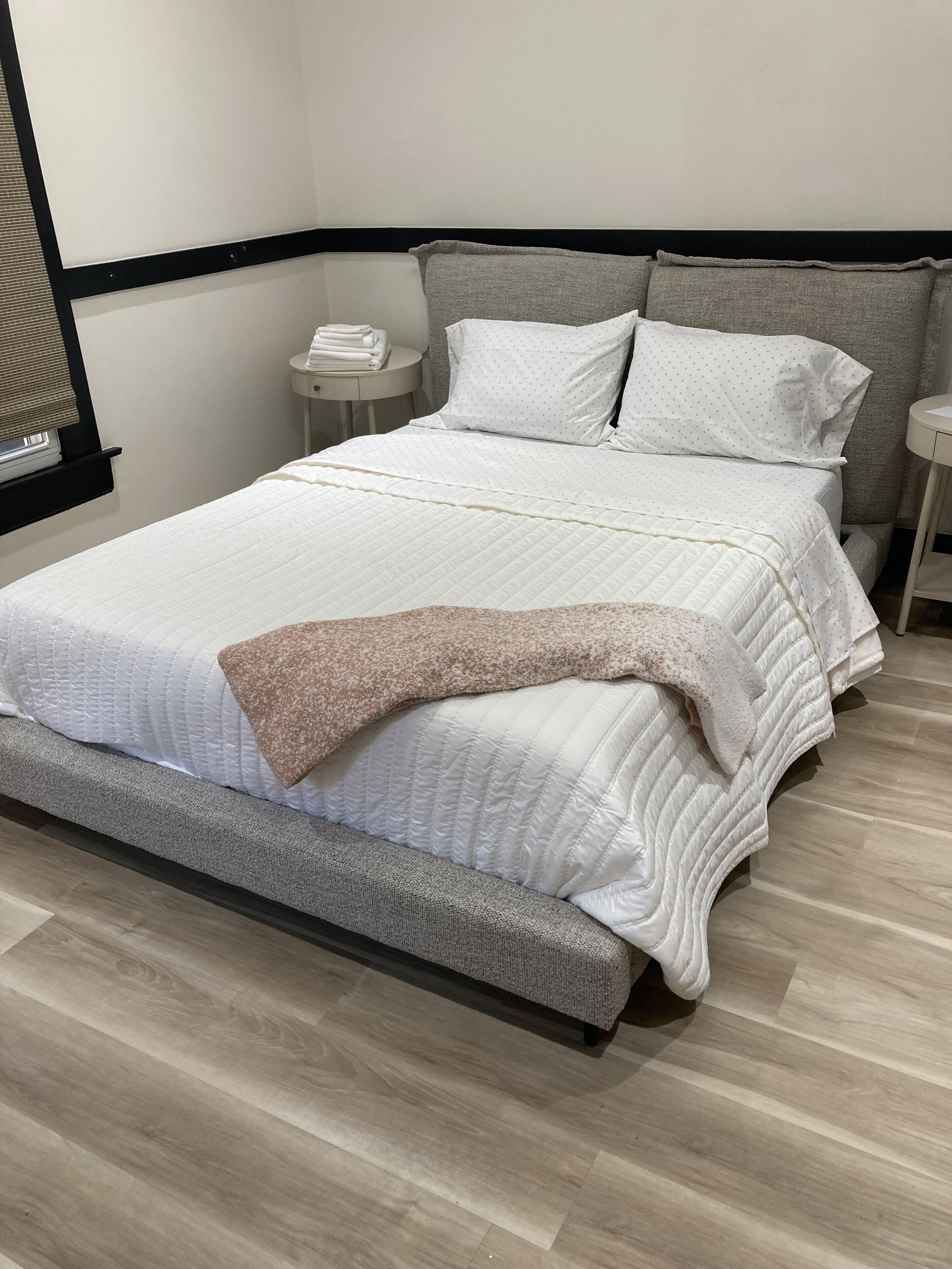 2 slaapkamers, een strijkplank/strijkijzer, gratis wifi, beddengoed