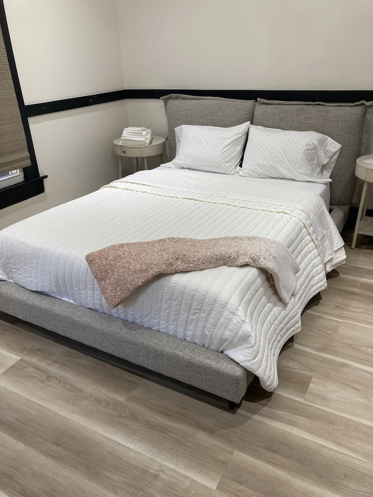 Downtown Danville Luxury House, walk to restaurants & bars, dog friendly Danville Vrbo