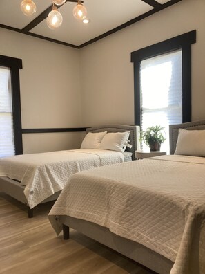 2 室のベッドルーム、アイロン / アイロン台、WiFi (無料)、ベッドシーツ