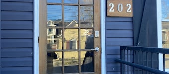 Downtown Danville Luxury House, walk to restaurants & bars, dog friendly