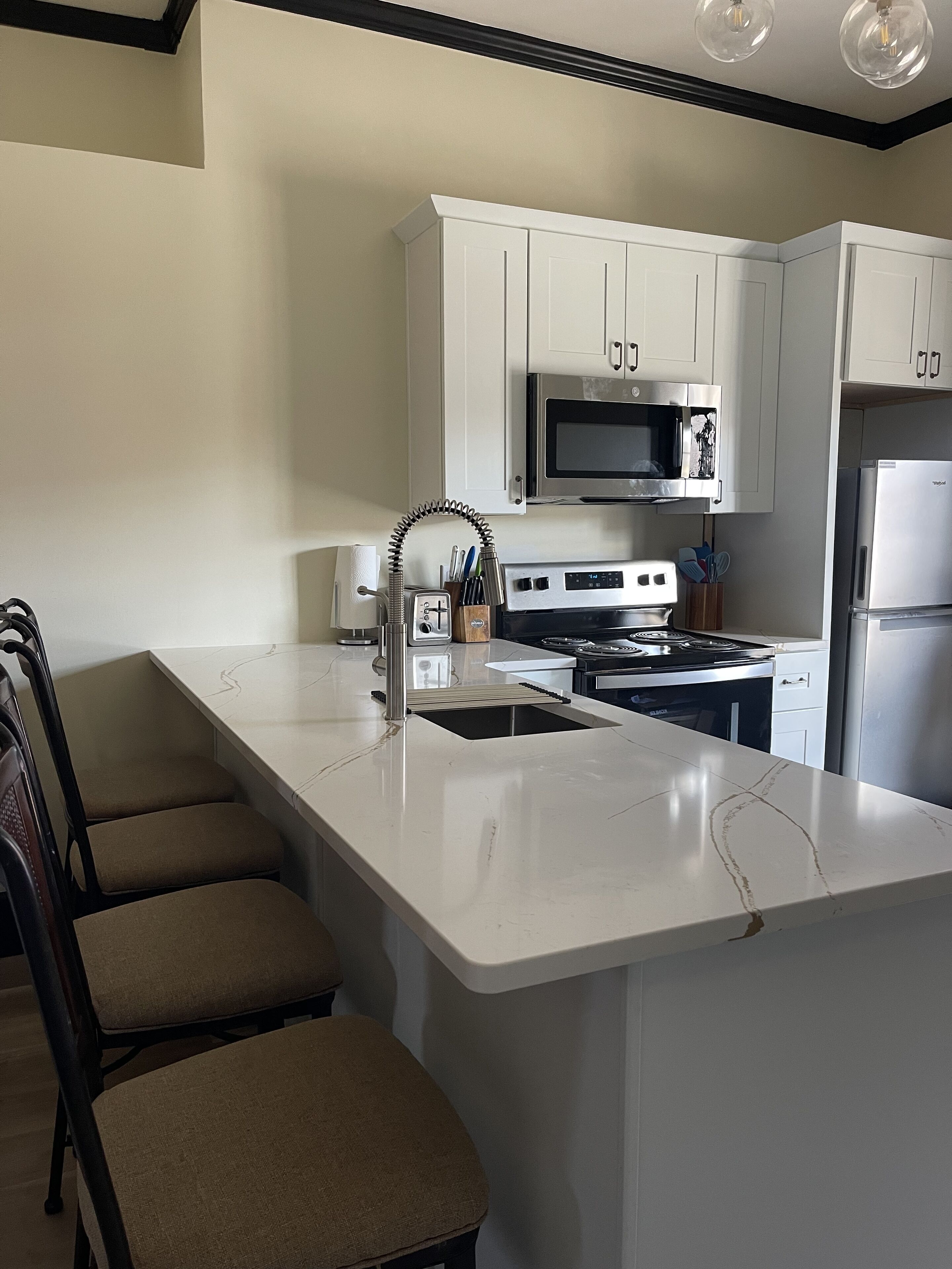 Kjøleskap, mikrobølgeovn, ovn og kokeplater