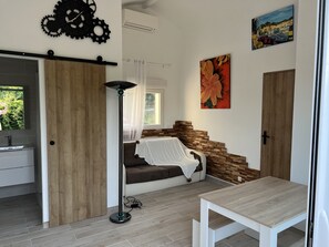 TV, tavolo da ping pong, libri