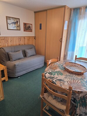 TV, DVD player, books - Studio la Mongie 4 Personnes au Pied des Pistes Parking Couvert Sécurisé (Bagnères-de-Bigorre)