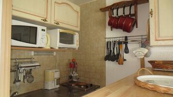 Een koelkast, een microgolfoven, een oven, een kookplaat