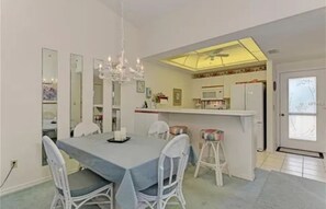 Dining - Charming Old Florida Condo….Minutes to World Famous Beaches (Englewood)