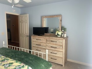 2 bedrooms, desk, iron/ironing board, internet
