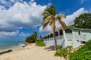 Rannalla, aurinkotuoleja, rantapyyhkeitä