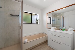 Shower - Lakeside Serenity - Taupo Holiday Home (Taupo)