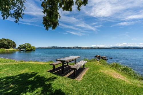 Lakeside Serenity - Taupo Holiday Home