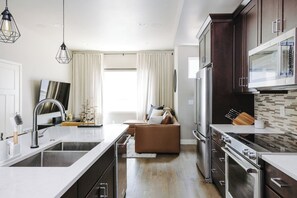 Frigorífic, microones, forn i placa de cuina 