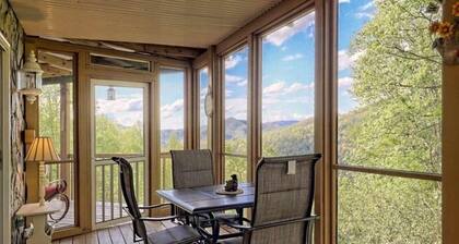 Majestic, three bedroom mountaintop vacation retreat! Pet friendly!