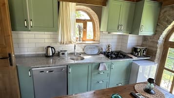 Traditional Cottage | 1 bedroom, Egyptian cotton sheets, premium bedding, in-room safe